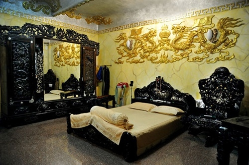 Phòng ngủ của Ngọc Sơn được trang trí bằng những hoạ tiết rồng rất cầu kỳ. Chiếc giường ngủ bằng gỗ cũng được trạm trổ khá uy nghi.