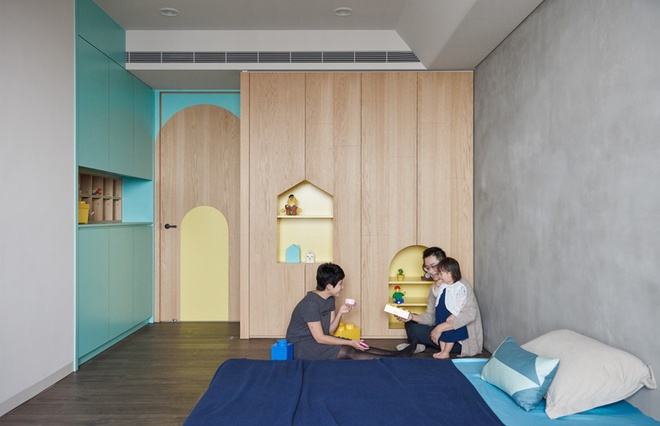 
Phòng ngủ của con được trang trí với màu xanh, vàng cùng chiếc giường thấp đảm bảo an toàn cho bé.
