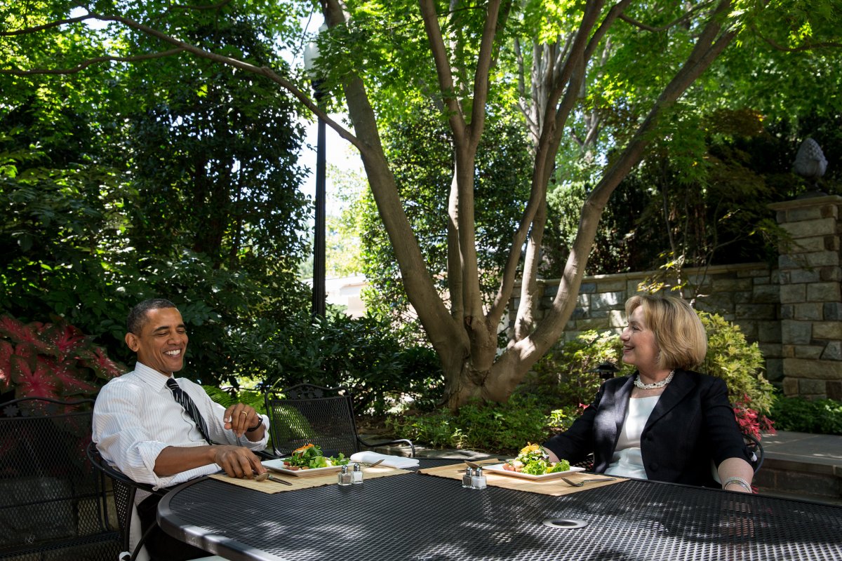 
Tổng thống Obama và bà Clinton cùng ăn trưa tại sân trong văn phòng bầu dục tháng 7/2013. Ảnh: Nhà Trắng
