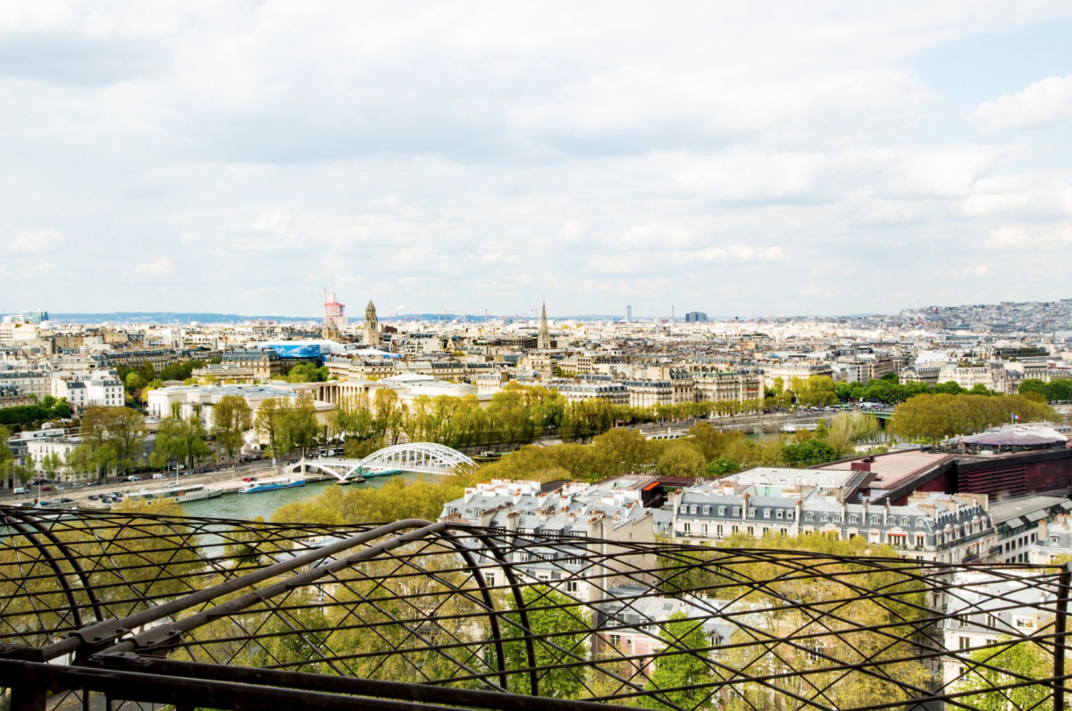 
Vẻ đẹp thơ mộng của Paris nhìn từ bên trong căn hộ. Ảnh: HomeAwway
