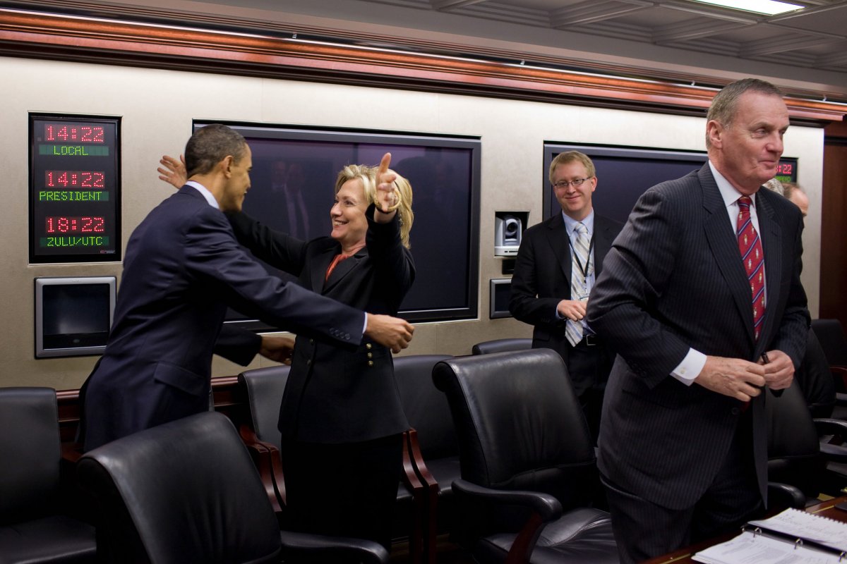 
Bà Clinton chúc mừng ông Obama sau khi ông thành công thông qua luật chăm sóc sức khỏe cộng đồng trước cuộc họp tại Nhà Trắng tháng 3/2010. Ảnh: Nhà Trắng
