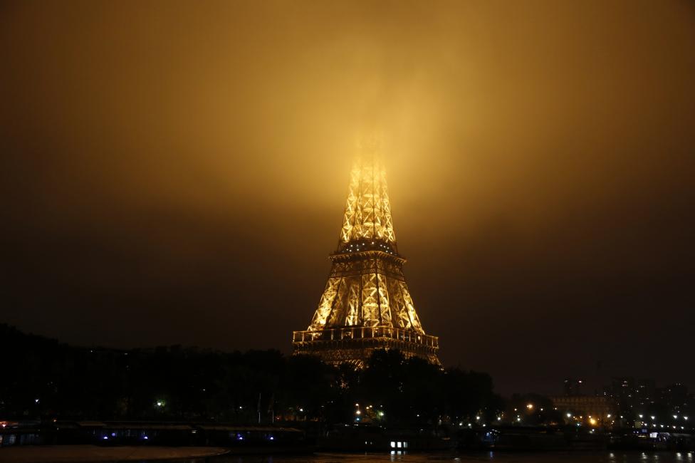 
Sương mù bao phủ đỉnh tháp do mưa kéo dài. Ảnh: Reuters

