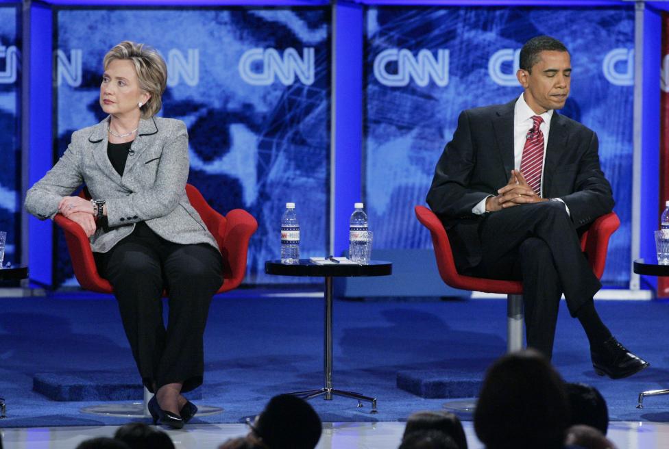 
Bà Clinton và ông Obama lúc này đều đang là ứng viên Đảng Dân chủ trong buổi tranh biện Tổng thống tại Las Vegas, Nevada tháng 11/2007. Ảnh Steve Marcus/ Reuters.
