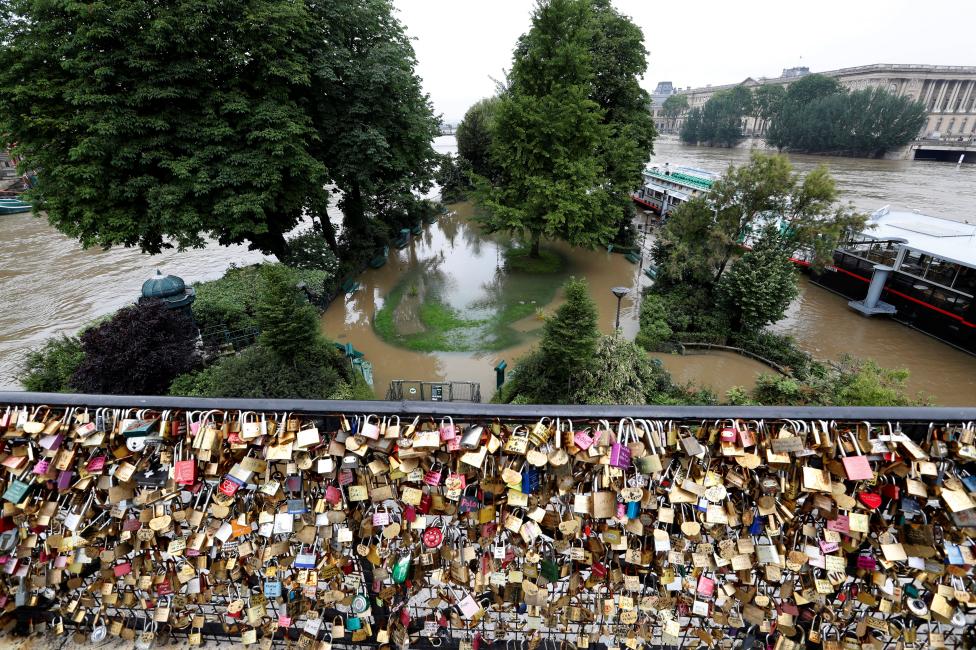 
Paris ngập lụt nhìn từ nơi chứng minh tình yêu cho các đôi lứa. Ảnh: Reuters
