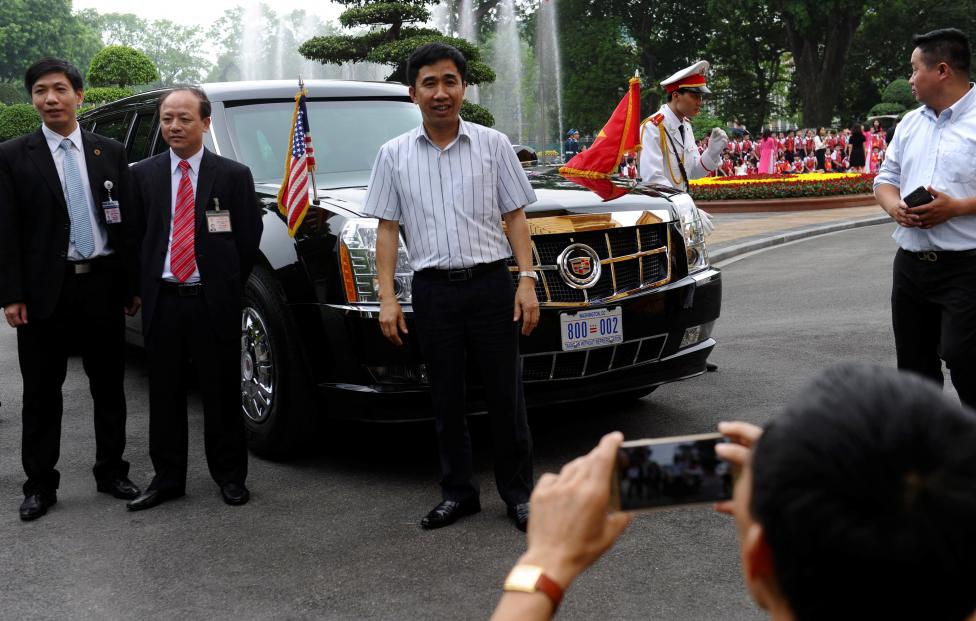 
Nhân viên an ninh Việt Nam chụp ảnh bên cạnh chiếc Limousine của ông Obama. Ảnh: REUTERS/Hoang Dinh Nam
