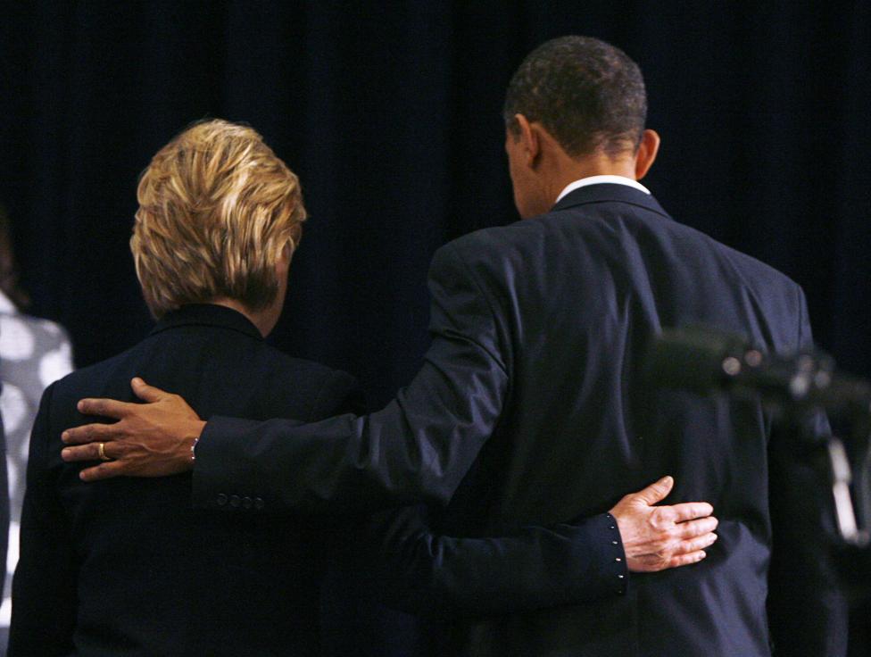 
Hillary Clinton thân thiết khoác vai Tổng thống Obama sau ông tuyên bố lựa chọn bà làm Ngoại trưởng Mỹ tháng 12/2008. Ảnh: Jeff Haynes/ Reuters.
