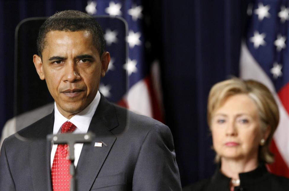 
Ông Obama nhìn qua máy teleprompter trong khi phát biểu về chiến lược mới đối với Afghanistan và Pakistan. Đứng phía sau hậu thuẫn là bà Clinton tháng 3/2009. Ảnh: Kevin Lamarque / Reuters.
