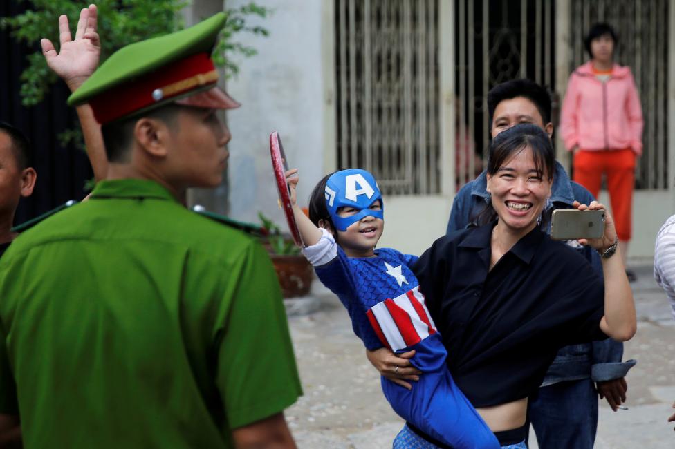 
Một cậu bé hóa trang thành nhân vật Captain America để chào đón Tổng thống. Ảnh: REUTERS/Carlos Barria
