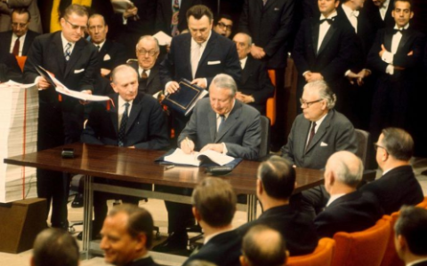 
Cựu Thủ tướng - Ted Heath ký vào Hiệp ức thị trường chung tại Brussels, Bỉ năm 1972. Phía bên tay phải của ông là Bộ trưởng Ngoại giao - Alec Douglas Home. Ảnh: REX
