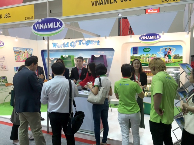 Gian hàng sữa chua với chủ đề World of Yogurt của Vinamilk nổi bật tại hội chợ Thaiflex và thu hút đông đảo sự chú ý, quan tâm của khách hàng, báo giới