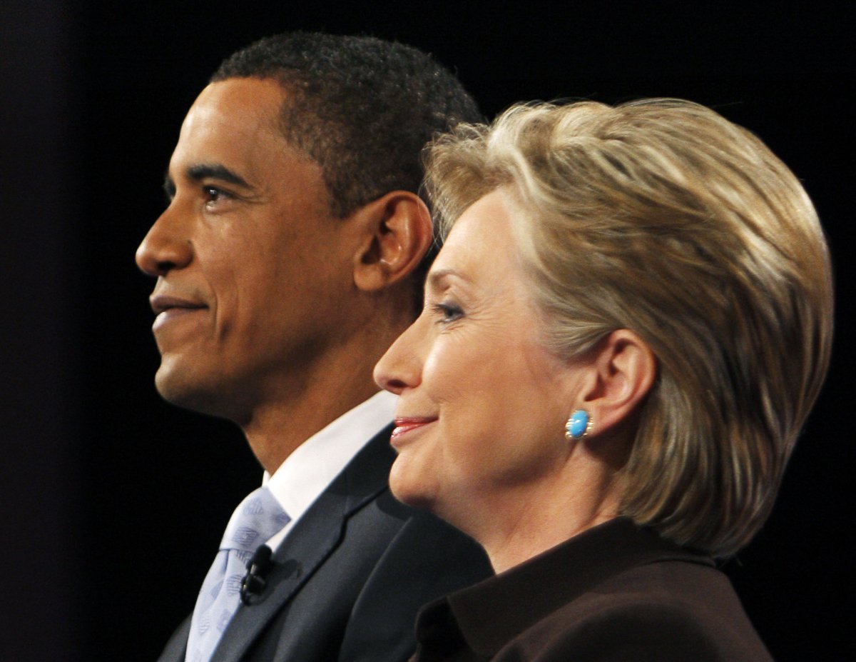 
Ông Obama và bà Clinton cùng tham gia buổi tranh biện Tổng thống tại Hollywood, California tháng 1/2008 với vai trò là hai ứng viên Tổng thống. Ảnh: Brian Snyder/Reuters
