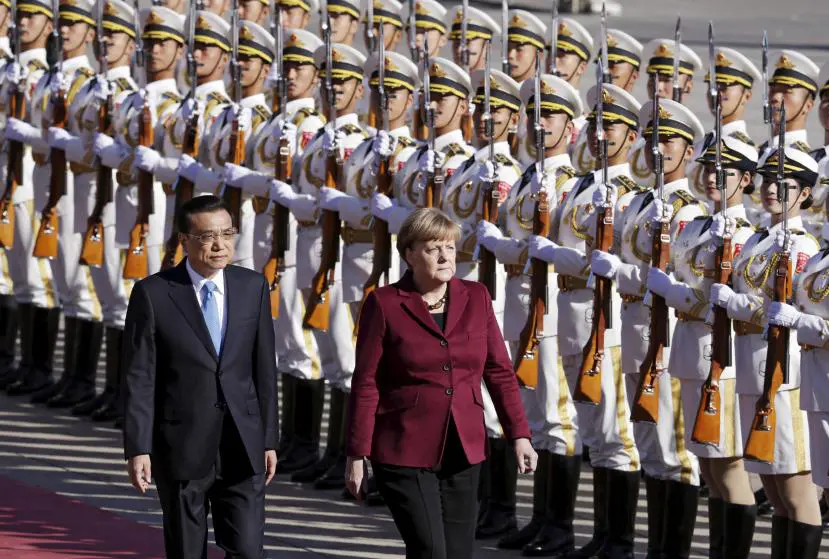 
Thủ tướng Lý Khắc Cường và Thủ tướng Angela Merkel tại lễ đón chào bên ngoài Đại sảnh đường nhân dân Bắc Kinh. Ảnh: Reuters
