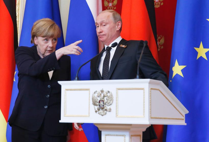 
Bà Angela Merkel chỉ ông Vladimir Putin nhìn một điểm quan trọng trong một hội nghị sau đàm phán hòa bình tại Kremlin ngày 5/10/2015. Ảnh Reuters
