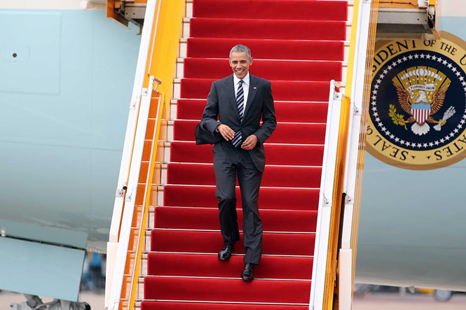 
Tổng thống Mỹ Obama xuất hiện với nụ cười thường trực trên môi khi bước xuống đường băng Sân bay Tân Sơn Nhất.
