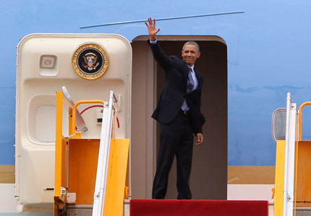 
Tổng thống Mỹ chào tạm biệt khi lên máy bay rời TP HCM. Ảnh: DL/Người Lao động
