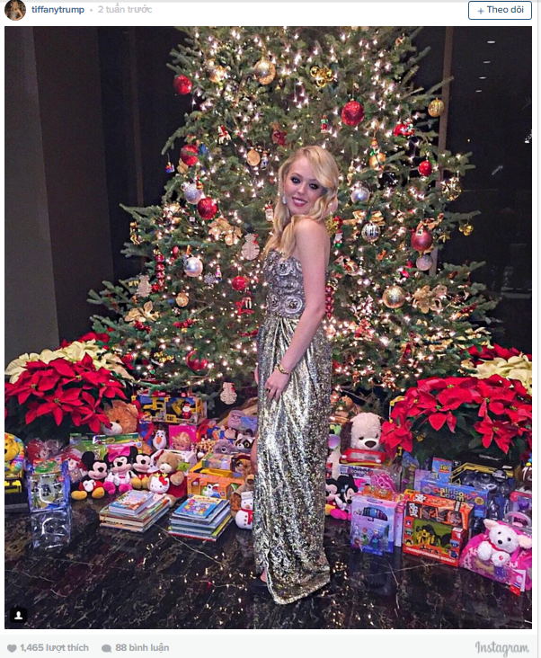 
Tiffany Trump, con gái của tỷ phú Donald Trump, chụp ảnh trước cây thông khổng lồ với rất nhiều quà tặng trong căn nhà của gia đình cô.
