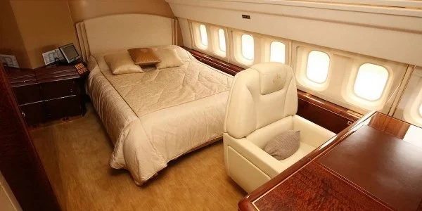
Ông Trump có cả một phòng ngủ riêng trên máy bay. Ngay cả ở dưới mặt đất thì phòng ngủ như thế này cũng là điều đáng mơ ước đối với nhiều người. Ảnh: TTB
