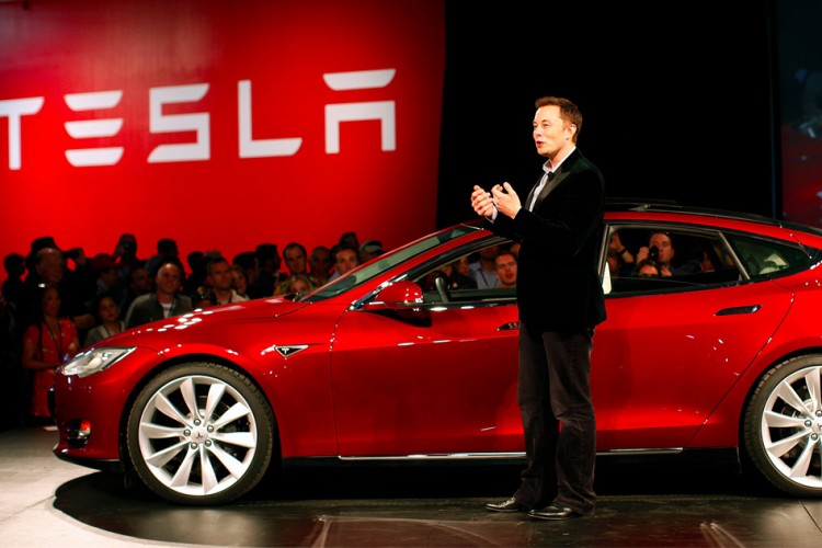 
Elon Musk và xe điện Tesla 3. Ảnh: Guardian
