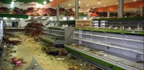 
Một siêu thị ở Venezuela bị cướp sạch hàng hóa, thực phẩm. (Ảnh: THE MONTSERRAT REPOTER)

