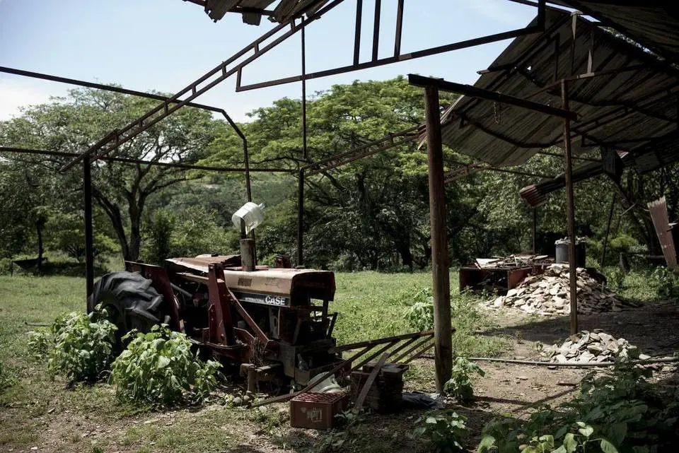 
Máy kéo để trơ trọi tại một trang trại đã bị từng bị trưng thu. Ảnh: lejandro Cegarra / MatClatchy
