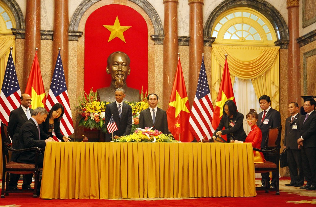 
Lễ ký kết hợp đồng giữa VietJet và Boeing dưới sự chứng kiến của Chủ tịch Trần Đại Quang và Tổng thống Obama. Ảnh: VietJet 
