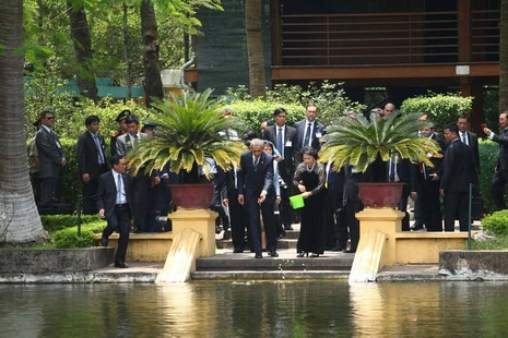 
Chủ tịch Quốc hội Nguyễn Thị Kim Ngân và Tổng thống Obama thả thức ăn cho cá tại Ao cá Bác Hồ. Ảnh: Tuổi trẻ
