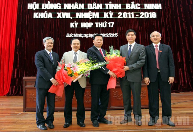 Lãnh đạo tỉnh tặng hoa chúc mừng tân Ủy viên UBND tỉnh .