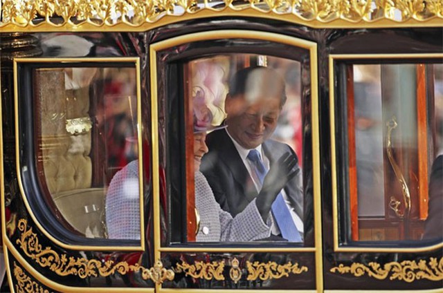 Nữ hoàng Elizabeth II và Chủ tịch Trung Quốc Tập Cận Bình ngồi trên xe ngựa hoàng gia đi trên đại lộ The Mall để tới cung điện Buckingham ở London ngày 20/10. Nhà lãnh đạo Trung Quốc và đệ nhất phu nhân Bành Lệ Viên đang có chuyến thăm cấp nhà nước tới Anh - Ảnh: Reuters.