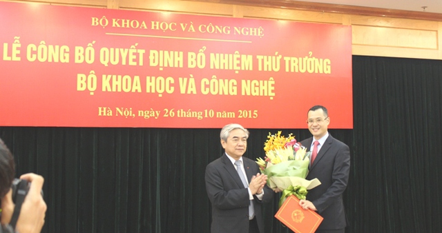 Bộ trưởng Nguyễn Quân tặng hoa chúc mừng tân Thứ trưởng