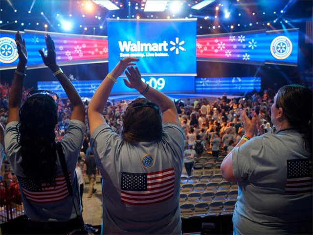 1. Wal-Mart</p></div><div></div></div><p> </p><p><i>Doanh thu năm 2014: 485,62 tỷ USD</p><p>Số nhân viên: 2,2 triệu</i></p><p>Với 11.500 cửa hiệu ở 28 quốc gia, quy mô “khủng” của Wal-Mart là điều không ai có thể phủ nhận. Tập đoàn bán lẻ này được 90/100 điểm về ảnh hưởng trên mạng xã hội và là một trong những thương hiệu bán lẻ đắt giá nhất sau hai “đế chế” thương mại điện tử Alibaba và Amazon.</p><p>Wal-Mart cũng là nhà sử dụng lao động lớn nhất ở Mỹ. Năm nay, hãng này tuyên bố sẽ tăng lương cho 500.000 người trong tổng số 1,4 triệu nhân viên của hãng ở Mỹ.Wal-Mart đứng ở vị trí số 1 trong xếp hạng 500 công ty lớn nhất thế giới của tạp chí Fortune.