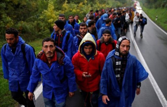 Một đoàn người di cư di chuyển ở Babska, Croatia, gần biên giới với Serbia ngày 19/10. Theo Cao ủy Liên hiệp quốc về người tị nạn (UNHCR), hiện có 10.000 người tị nạn đang bị kẹt ở Serbia, và một lượng lớn nữa đang đổ tới nước này - Ảnh: Reuters.</p></div><div></div></div><p> </p><p>