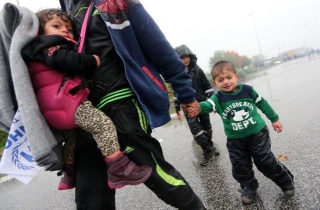 Trong số những người di cư đang mắc kẹt trong lạnh giá ở châu Âu, có nhiều trẻ em.</p></div><div></div></div><p> </p><p>Châu Âu đang chia rẽ sâu sắc về cách thức giải quyết cuộc khủng hoảng di cư. Chính phủ cánh tả của Hungary nói người di cư chủ yếu theo đạo Hồi có thể tạo ra nguy cơ đối với sự thịnh vượng và an ninh của châu Âu, cũng như các “giá trị Thiên chúa giáo”. Hungary đã đóng cửa biên giới với Serbia và Croatia bằng một hàng rào thép và quy định mới từ chối quyền tìm kiếm sự bảo vệ của người di cư - Ảnh: Reuters.