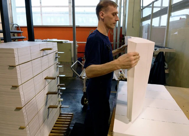 Một nhân viên của nhà máy in Perm, Goznak đang kiểm tra những tờ giấy trắng với công thức chế tạo đặc biệt, được mang đi sử dụng để in thành tiền.