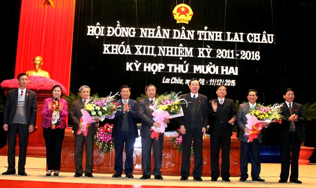 
Các đồng chí lãnh đạo tỉnh tặng hoa chia tay các đồng chí miễn nhiệm chức danh Phó Chủ tịch UBND tỉnh, Ủy viên UBND tỉnh Lai Châu nhiệm kỳ 2011-2016.
