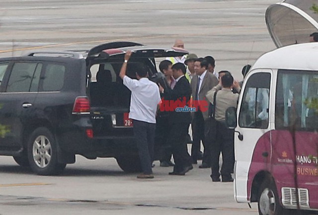 
			Tại sân bay Nội Bài sáng 25-7, trong lúc hành lý được đưa lên chiếc ôtô, đại tướng Phùng Quang Thanh (mặc complet màu xám nhạt) nán lại phía sau xe và chuyện trò với những người ra đón trước khi lên ôtô - Ảnh: Việt Dũng
			