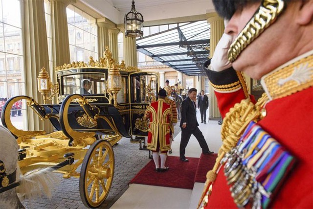 Ông Tập Cận Bình đặt chân tới cung điện Buckingham ngày 20/10 - Ảnh: Reuters.