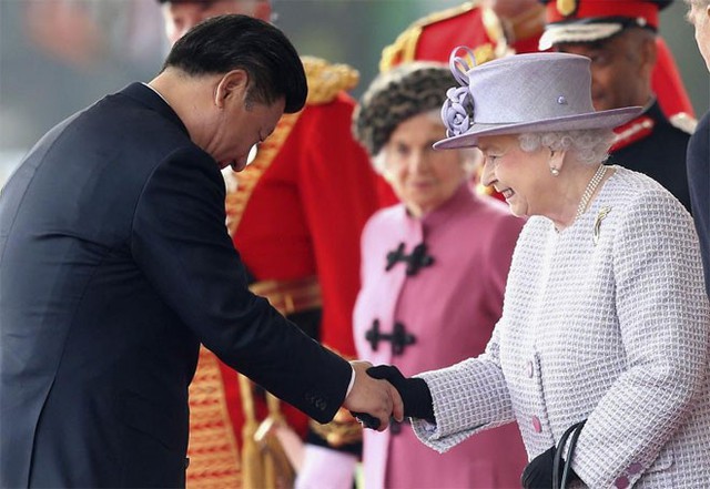 
Ông Tập Cận Bình bắt tay nữ hoàng Elizabeth II trong lễ đón chính thức ở London ngày 20/10 - Ảnh: Reuters.
