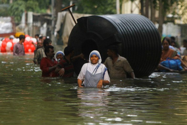 Mọi người lội trên đường ngập nước ở thành phố Chennai.