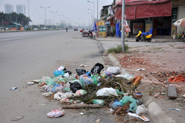 Thực trạng trên đoạn đường này rác thải tràn lan là do ý thức của nhiều người dân khu vực và cả nhiều người đi đường khác.