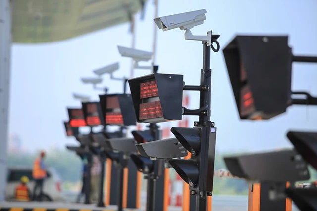Các camera giám sát biển số phương tiện vào trạm thu phí được lắp đặt dày đặc để phục vụ cho lượng xe lưu thông trên tuyến đường.