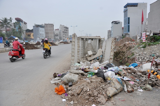 Ngoài rác thải, trên đoạn đường này cũng đang tồn tại những bất cập tiềm ẩn nguy hiểm.