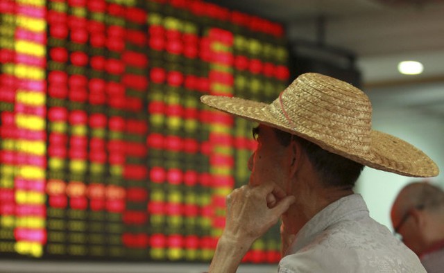 Nhà đầu tư chứng khoán nhỏ lẻ ở Trung Quốc lại lo sợ mất tiền thêm lần nữa - Ảnh: Reuters