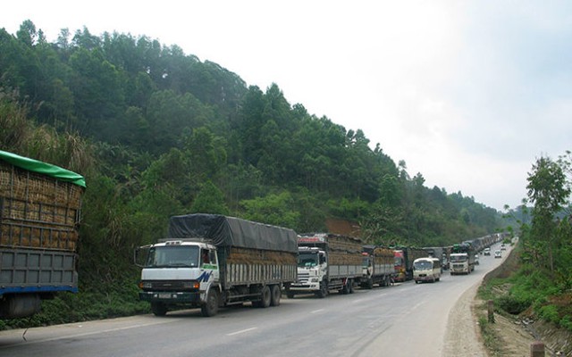 Xe hàng nông sản ùn tắc tại cửa khẩu Tân Thanh, Văn Lãng - Ảnh: Hùng Tráng
