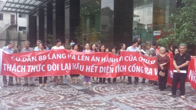 Hàng trăm khách hàng đã biểu tình đòi quyền lợi tại dự án Chung cư Sky City 88 Láng Hạ