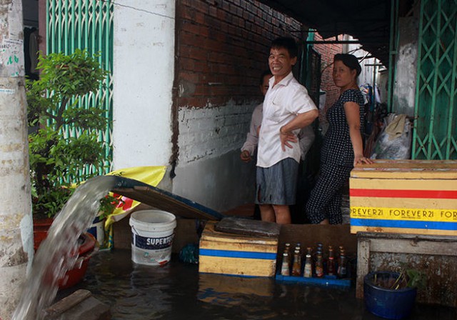 
Một hộ dân ở đường Ấp Chiến Lược (Q.Bình Tân, TP.HCM) bơm nước từ trong nhà ra ngoài sau cơn mưa ngày 9-9 - Ảnh: ĐỨC PHÚ
