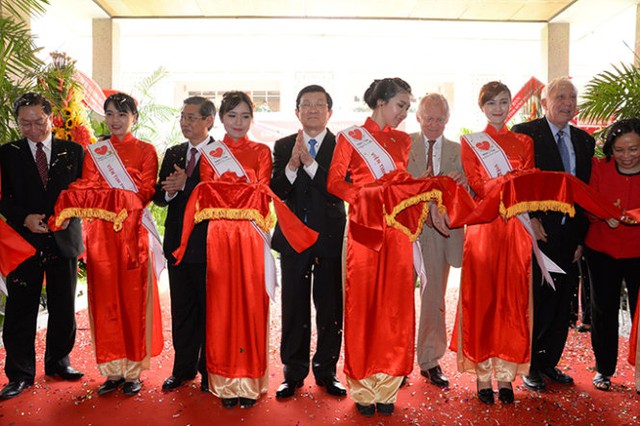 Chủ tịch nước Trương Tấn Sang và các đại biểu cắt băng khánh thành Dự án “Cải tạo và nâng cấp khu kỹ thuật Viện Tim TP.HCM” - Ảnh: Hữu Khoa