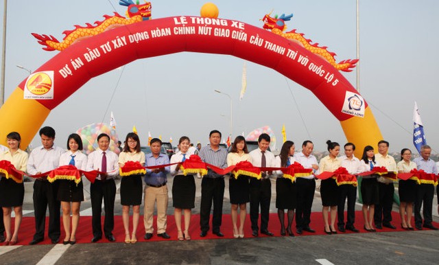 
Bộ trưởng Đinh La Thăng cùng các quan khách cắt băng thông xe nút giao thông cầu Thanh Trì – QL 5 được xây dựng hoàn thiện - Ảnh T.Phùng
