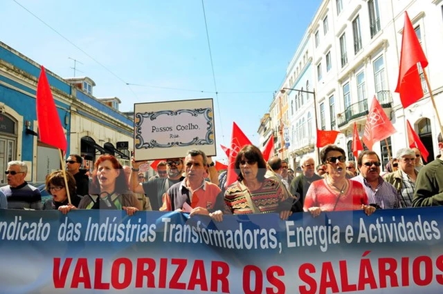
Biểu tình tại Bồ Đào Nha phản đối các biện pháp thắt lưng buộc bụng của chính phủ. (Nguồn: THX/TTXVN)
