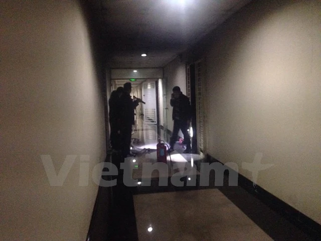 Cảnh sát kiểm tra căn hộ bị cháy (Ảnh: PV/Vietnam+)