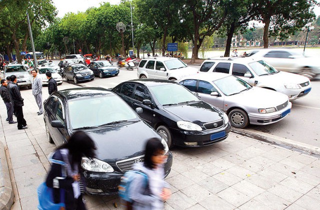 
Hàng loạt xe công đỗ trên lề, dưới lòng đường Đinh Tiên Hoàng (Hà Nội) - Ảnh: N.Khánh
